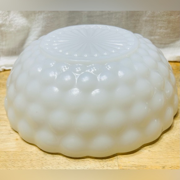 Vintage Anchor Hocking bubble milk glass serving bowl. Mint condition. - Picture 4 of 4